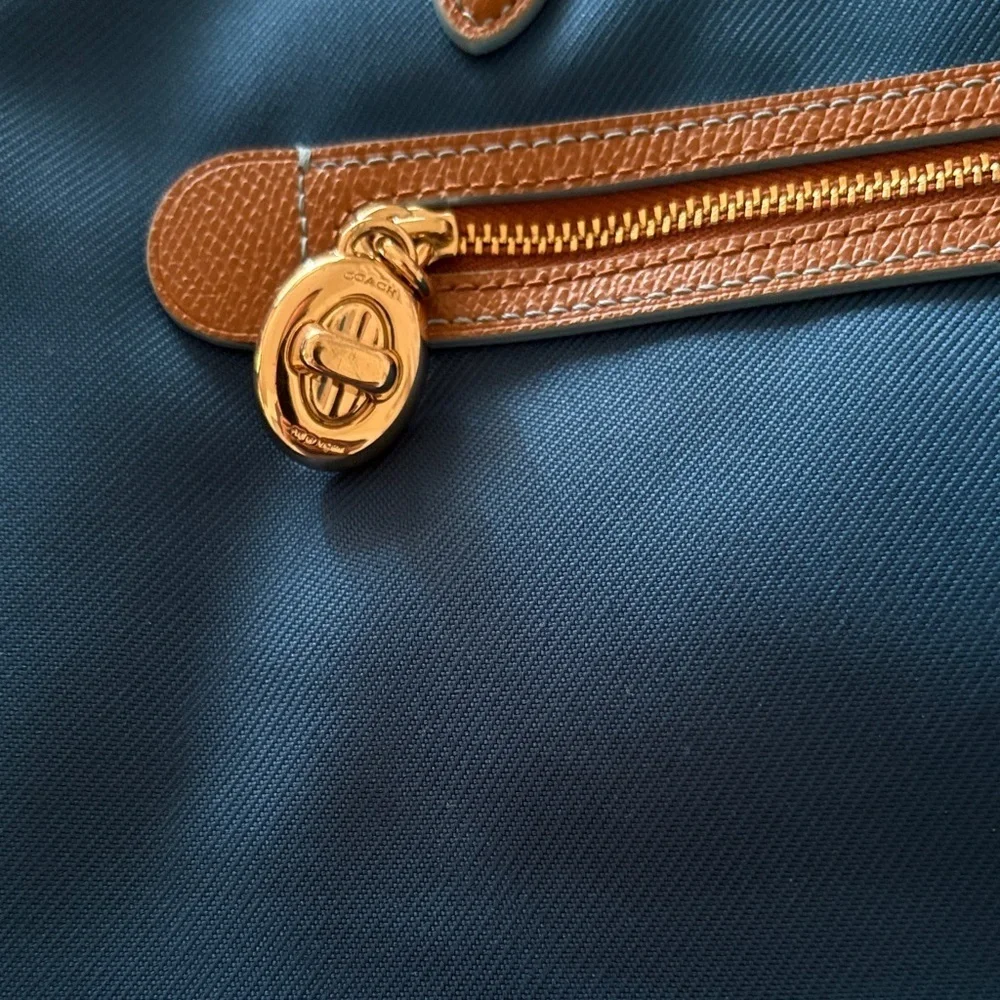 Beautiful BNWOT Coach Blue & Tan Tote Bag (see staun on inside pocket)